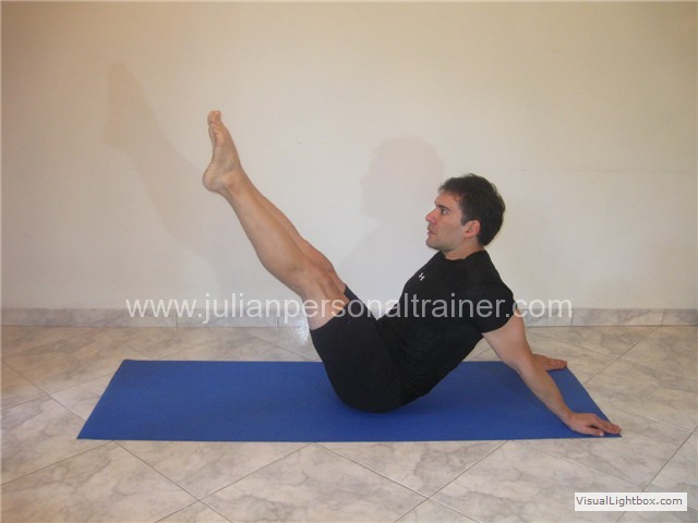 Hip circles (The Hip Twist With Stretched Arms) Crculos de cadera
